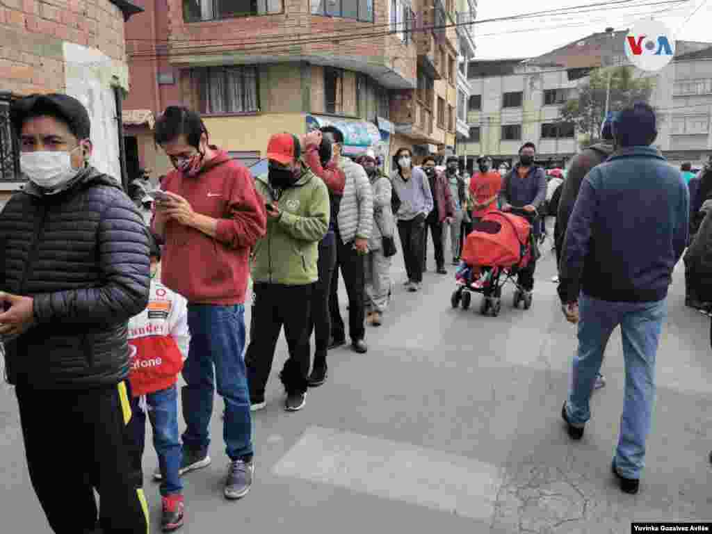 Muchos, en la zona El Carmen de La Paz, no toman en cuenta las medidas de seguridad, ni el distanciamiento social durante la jornada electoral de Bolivia. Foto Yuvinka Gozalvez Avil&#233;s.