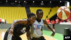 Des campeuses au camp de Basketball Without Borders à Dakar, Sénégal, le 29 juillet 2019