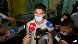 Anderson, jugador del Dynamo de Kiev, ofrece declaraciones a la prensa en el Aeropuerto Internacional de Sao Paulo, luego de escapar de la guerra en Ucrania. 