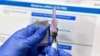 Seorang perawat menyiapkan jarum suntik selama studi tentang kemungkinan vaksin Covid-19, 27 Juli 2020. (Foto: AP)