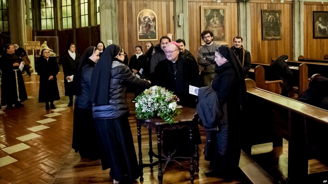 Umwepiskopi Charles Scicluna, hagati, mu nama n'abapadiri hamwe n'ababikira muri katedrale y'i San Mateo Cathedral i Osorno, Chili, itariki 16/06/2018.