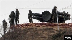 Marinir Korea Selatan menyiapkan Cheonma, sistem pertahanan misil darat ke udara di pulau Baengnyeong, dekat perbatasan Korut.