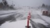 El viento empuja a la nieve hacia una carretera de Portland, Oregón, el 13 de junio de 2024.