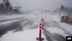 El viento empuja a la nieve hacia una carretera de Portland, Oregón, el 13 de junio de 2024.