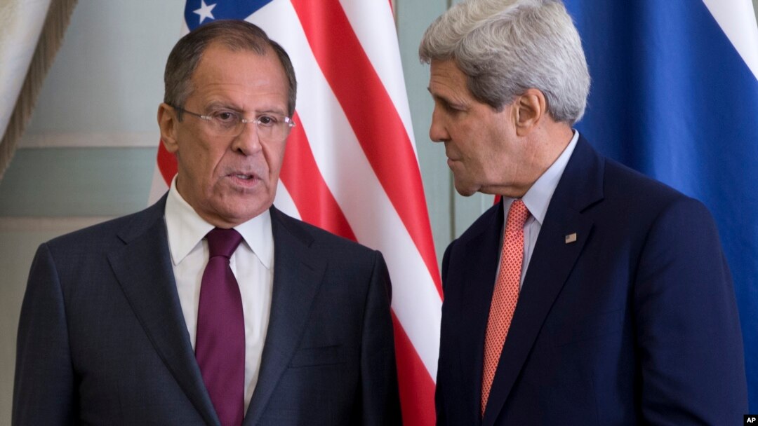 Menlu AS John Kerry bertemu Menlu Rusia Sergei Lavrov di Paris untuk membahas konflik di Ukraina timur, Selasa (14/10).