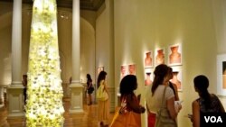 "China Tree" made of Chinese porcelain soy sauce pots by artist Joey Foster Ellis. ( VOA/C.Premoshis)