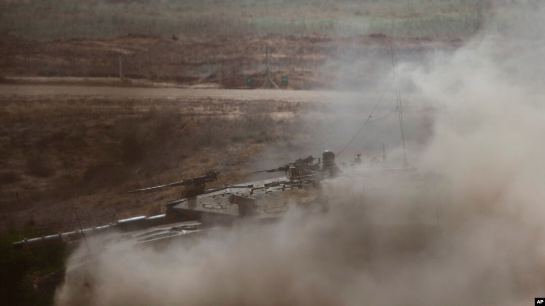 Tentara Israel mengendarai kendaraan lapis baja dalam sebuah latihan militer di sepanjang perbatasan Israel-Gaza, Minggu, 7 Juni 2015.