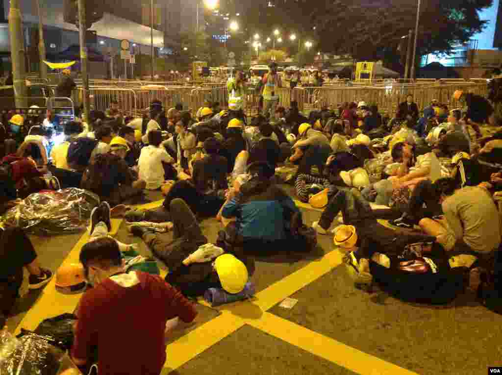 数千香港学生市民聚会与警方对峙 (美国之音海彦拍摄) 