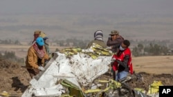 Para petugas penyelamat di lokasi jatuhnya pesawat Ethiopian Airlines dekat Bishoftu, atau Debre Zeit, selatan Addis Ababa, Ethiopia, 11 Maret 2019.