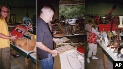 马克斯·博维斯(左)、约翰·拉库里亚(中)和布鲁克·洛根(右)在克伦普顿拍卖场寻宝