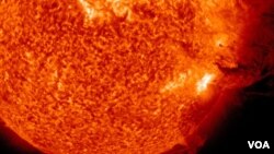 La temperatura de la corona del sol alcanza alrededor de dos o tres millones de grados.