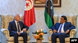 Le président tunisien Kais Saied (à gauche) rencontre le nouveau chef du Conseil présidentiel libyen, Mohammad Menfi, à Tripoli, la capitale libyenne, le 17 mars 2021 (Page Facebook de la présidence tunisienne)