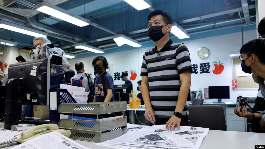 6月23日，《蘋果日報》執行總編林文宗在為最後一版《蘋果日報》進行修改工作。