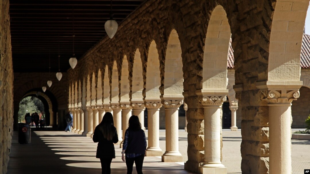 Mahasiswa berjalan di kampus Universitas Stanford di Santa Clara, California. (Foto: AP)