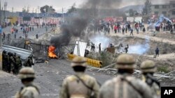 ARCHIVO - Soldados se mantienen en sus posiciones durante protestas antigubernamentales afuera del aeropuerto Alfredo Rodríguez Ballón en Arequipa, en el sur de Perú, el 20 de enero de 2023.