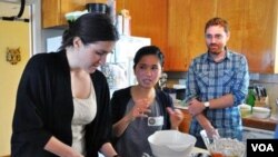 Linh Nguyen mengajar teknik dasar memasak masakan tradisional Vietnam kepada mahasiswa 'Dapur Budaya' (foto: Culture Kitchen).