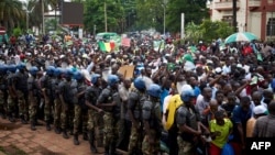 La police encadre les partisans du chef de l'opposition malienne, Soumaila Cissé, lors d’une marche de protestation contre les résultats du scrutin présidentiel à Bamako, le 18 août 2018.