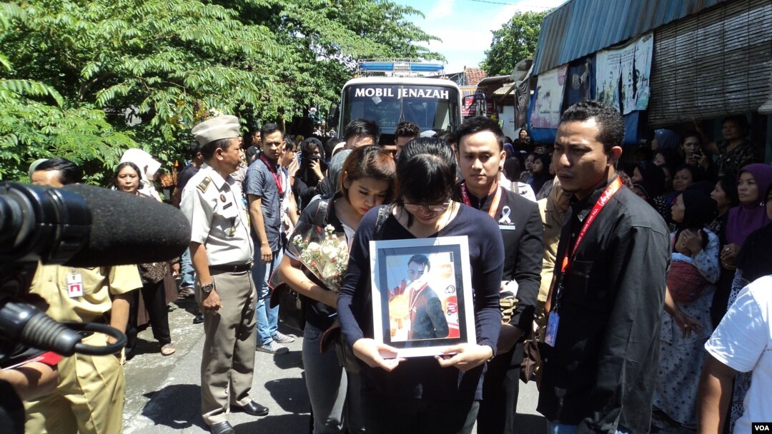 Prosesi pemakaman jenazah Wismoyo Ari Prambudi, pramugara korban kecelakaan pesawat AirAsia di Solo (5/1). (VOA/Yudha Satriawan)