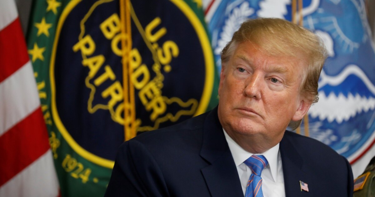 Il Presidente Donald Trump Visita Una Sezione Del Muro Di Confine Tra