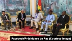 Le président burkinabè Roch Marc Christian Kaboré, au milieu, reçoit le ministre français des Affaires étrangères, Jean-Yves Le Drian, 2e à gauche, à Ouagadougou, Burkina Faso, 16 mars 2018. (Facebook/Présidence du Faso)