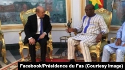 Le président burkinabè Roch Marc Christian Kaboré, à droite, reçoit le ministre français des Affaires étrangères, Jean-Yves Le Drian, à gauche, à Ouagadougou, Burkina Faso, 16 mars 2018. (Facebook/Présidence du Faso)