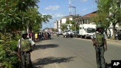 Polícia patrulhando as ruas de Quelimane