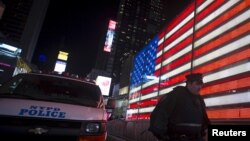 Une voiture de police sur Times Square à New York, le 13 novembre 2015.