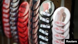 Badges de la campagne anti harcèlement sexuel #MeToo.