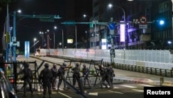 台湾军事人员在台北的汉光演习中设置封桥设施。(2026年8月12日)