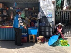 Los bolivianos buscan ganarse la vida de diferentes formas en medio de la pandemia del coronavirus,