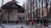 Tim SAR dan polisi memeriksa lokasi bangunan yang hancur akibat serangan pesawat tak berawak Rusia di Kyiv, Ukraina, 14 Desember 2022. (REUTERS/Gleb Garanich)