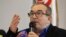 Rodrigo Londoño, quien había sido el máximo comandante militar de las Fuerzas Armadas Revolucionarias de Colombia (FARC) y ahora encabeza su partido político legal, habla durante una conferencia de prensa en Bogotá, Colombia, el jueves 29 de agosto de 2019. AP