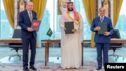 از راست به چپ: شهباز شریف، صدر اعظم پاکستان، محمد بن سلمان، ولیعهد عربستان و رجب طیب اردوغان، رییس جمهور ترکیه  