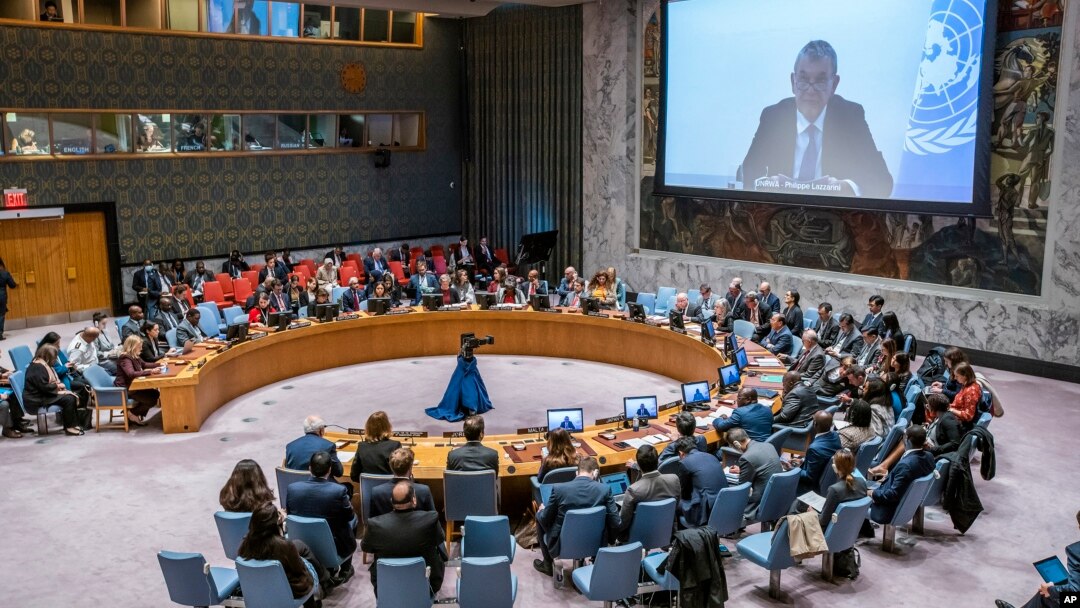 BMTning falastinlik qochqinlarga yordam berish ishlariga bosh-qosh Filip Lazzarini Xavfsizlik kengashiga murojaat qilmoqda, Nyu-York, 30-oktabr, 2023 