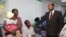 Le ministre de la Santé du Zimbabwe, Obadiah Moyo, visite l'hôpital de Parirenyatwa à Harare le 5 décembre 2018.