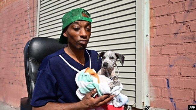 Un desamparado con su mascota en Los Ángeles, California, el 27 de noviembre de 2023.
