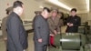 El líder norcoreano Kim Jong Un inspecciona ojivas nucleares en un lugar no revelado. 
