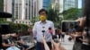 香港亲民主活动人士吴文远在法庭外对记者讲话（2021年5月17日）