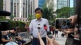 香港親民主活動人士吳文遠在法庭外對記者講話（2021年5月17日）