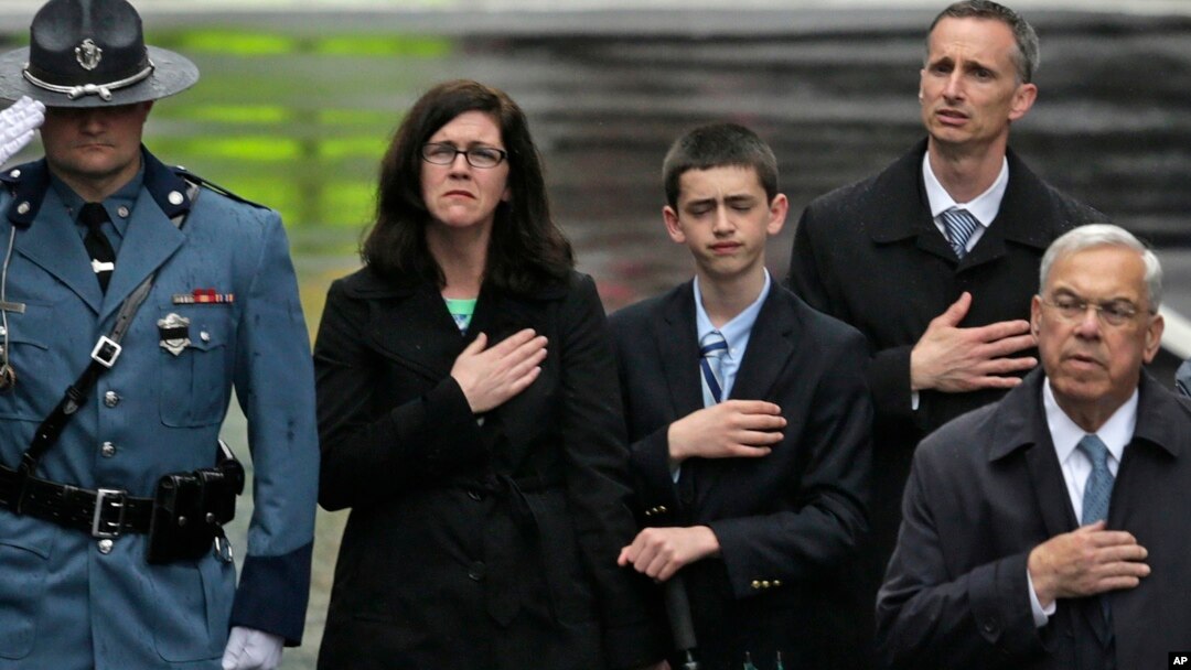 Keluarga Martin Richard, dari kiri, ibunya, Denise, kakaknya, Henry, dan ayahnya, Bill Richard, bersama mantan Walikota Boston Tom Menino, kanan, pada acara peringatan setahun bom Boston (5/4).