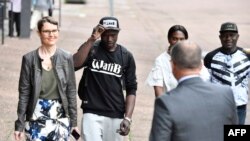 Le migrant malien Mamoudou Gassama arrive à la rencontre du Préfet Seine-Saint-Denis et reçoit un permis de séjour temporaire à la Préfecture de Bobigny, au nord-est de Paris le 29 mai 2018.