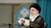 Arquivo: O líder supremo do Irão, Ayatollah Ali Khamenei, fala durante uma reunião com um grupo de estudantes em Teerão