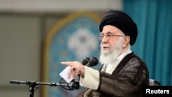 Arquivo: O líder supremo do Irão, Ayatollah Ali Khamenei, fala durante uma reunião com um grupo de estudantes em Teerão