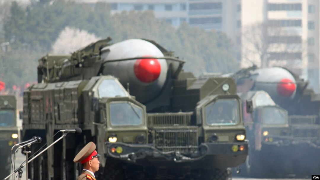 Militer Korea Utara memamerkan misil mereka dalam parade militer di Pyongyang (foto: dok). Korut meluncurkan misil jarak pendek untuk hari ketiga meski diperingatkan internasional. 