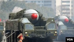 Militer Korea Utara memamerkan misil mereka dalam parade militer di Pyongyang (foto: dok). Korut meluncurkan misil jarak pendek untuk hari ketiga meski diperingatkan internasional. 