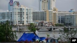 Tiendas de campaña levantadas a orillas de la Laguna de Condado frente a la exclusiva área de ​​Paseo Caribe in San Juan, Puerto Rico, Oct. 23, 2017.