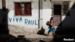 El presidente Raúl Castro (izq.) conversa con el nuevo vicepresidente primero de Cuba, Miguel Díaz-Canel. 