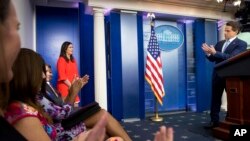 Sarah Huckabee, quien estuvo reemplazando a Sean Spicer durante sus ausencias, es la nueva secretaria de prensa de la Casa Blanca. El anuncio lo hizo este viernes el nuevo director de comunicaciones Anthony Scaramucci tras la renuncia de Spicer.