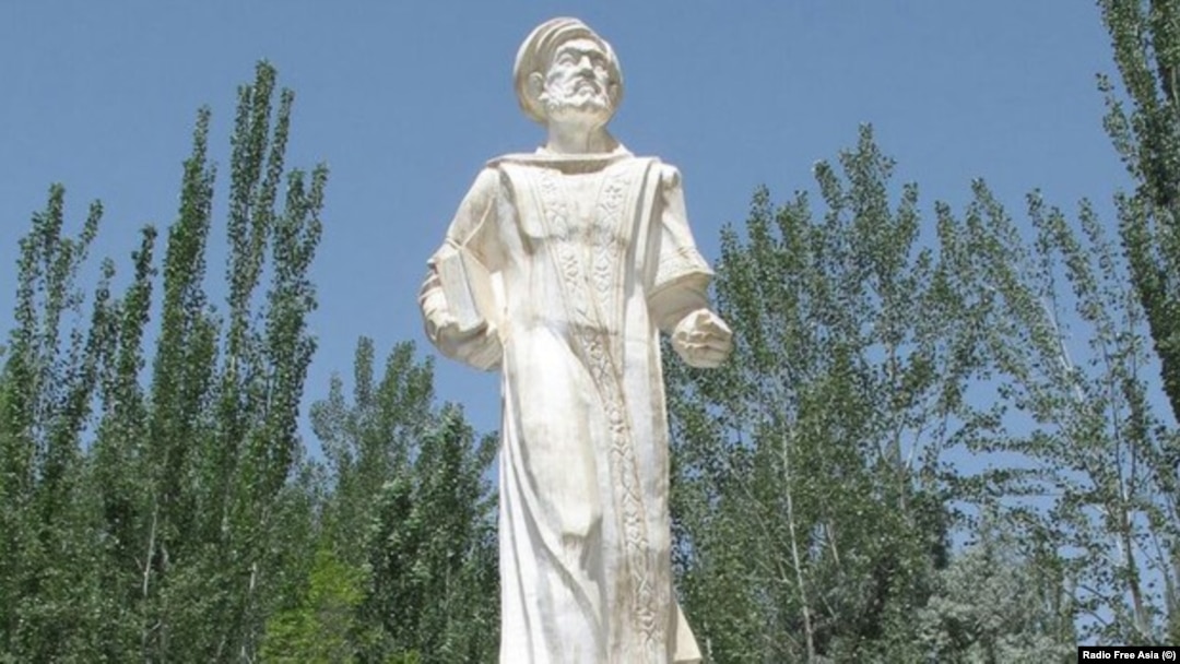 Mahmud Qoshg’ariy haykali