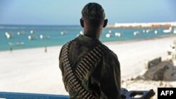 Un soldat somalien monte la garde sur la terrasse du restaurant de Lido en face d’une plage, après une attaque à Mogadiscio, 22 janvier 2016.